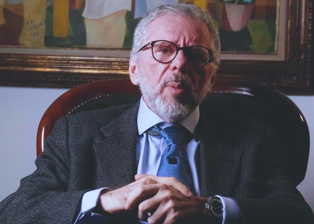 Dr. Wanderley Amorim em seu consultório no Instituto